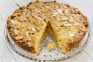 Hollanda zencefilli keki, yan görünüm, dilimlenmiş.