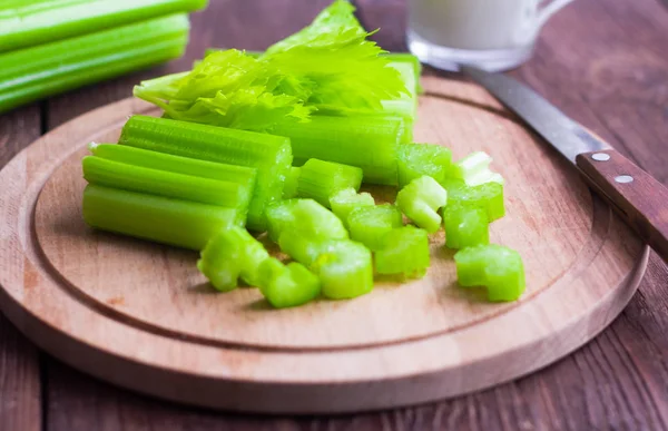 Fresh juicy celery, celery stalks close up on wooden background — Stock Photo, Image