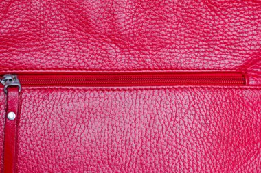 Kapalı kırmızı fermuar, kırmızı çanta, yakın plan.