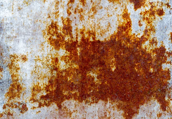Brązowa i żółta rdza na białej emalii, skorodowane metalowe tło. Rusty malował metalową ścianę. — Zdjęcie stockowe