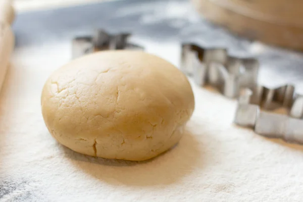 Pâte sablée fraîche pour biscuits et emporte-pièces sur fond sombre — Photo