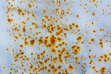 Açık mavi paslanmış metal zemin. Paslı ve çizilmiş metal bir duvar. Boya kalıntısı olan paslı metal zemin