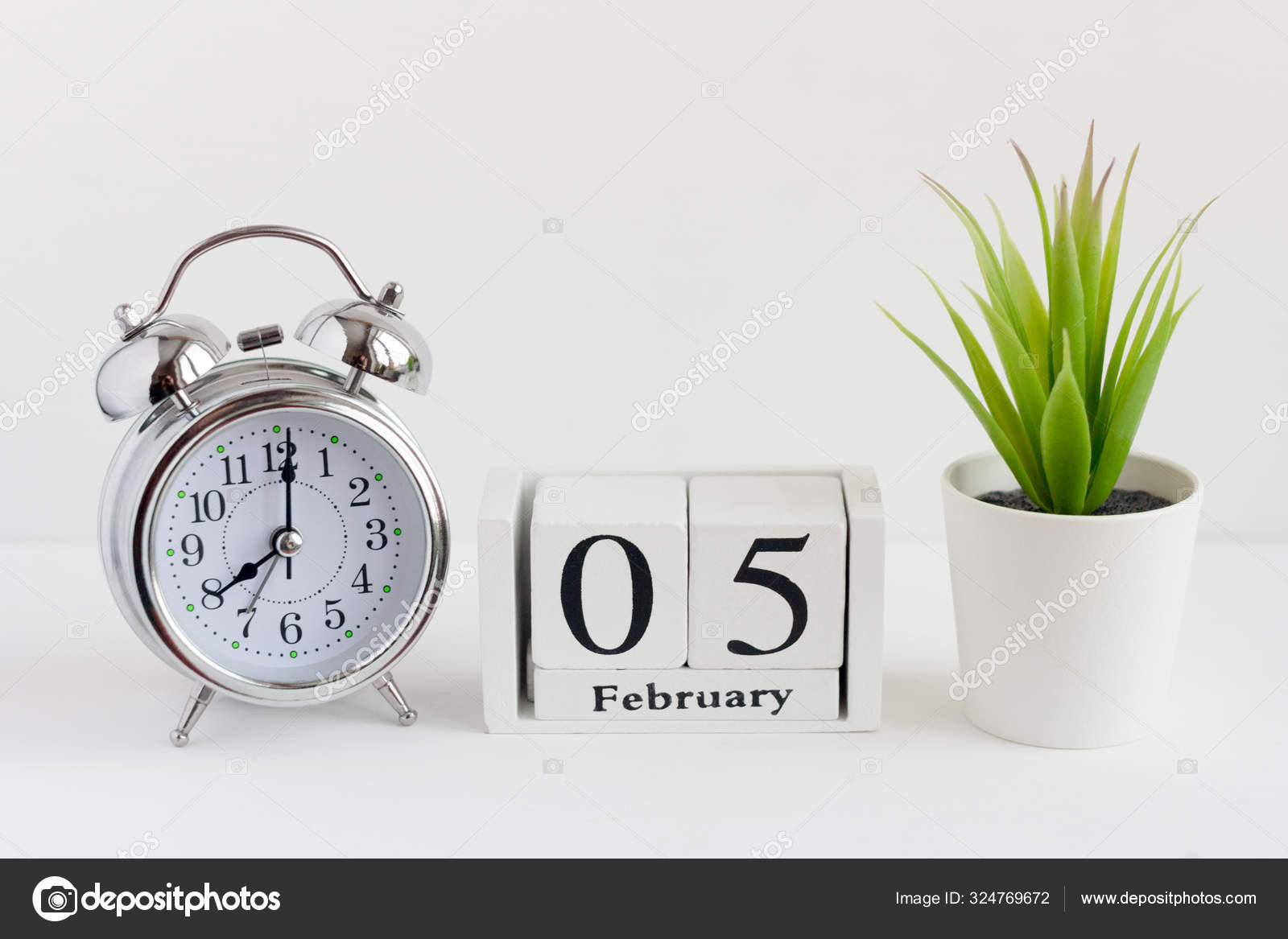 2月5日在白色背景上的木制日历上 闹钟和日历 一年中的一天 图库照片 C Nikolaeva Lena1977 Yandex Ru 2月5日在白色背景上的木制日历上 闹钟和日历 一年中的一天 图库照片 C Nikolaeva Lena1977 Yandex Ru