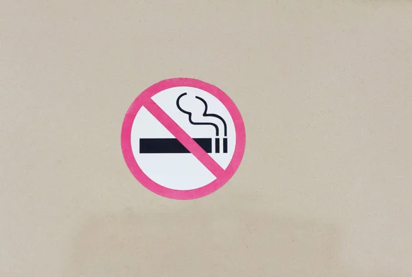 Ein Schild mit einem Rauchverbot an dieser Stelle an der grauen Wand. — Stockfoto