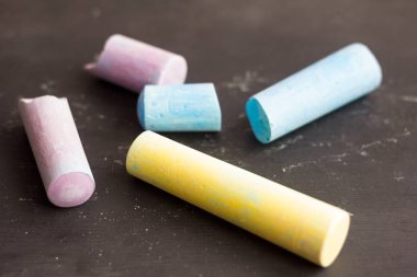 Renkli boya kalemleri, pastel gölgeler, siyah arkaplanı çizmek için..