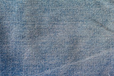 Eski buruşmuş mavi kotun dokusu yakın plan.