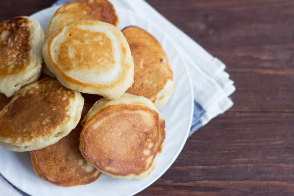 Panquecas caseiras exuberantes para o café da manhã na mesa . — Fotografia de Stock