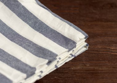 Mutfak çizgili keten peçete eski ahşap bir arka planda