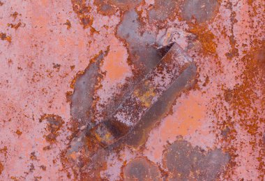 Paslı metal arka plan. Paslı metaller, çeşitli pas tonlarıyla, sarıdan kahverengiye..