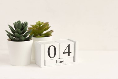 Tahta takvime göre 4 Haziran. Yaz günü, metin için boş alan. Haziran için hafif arkaplan takvimi.