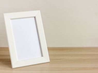 Boş bir resim çerçevesi bir tablo veya raf üzerinde boşluğun bir kopyası