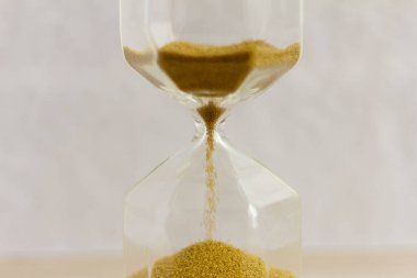 Beyaz arkaplanda kum saati yakın plan..