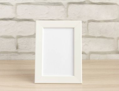 Boş bir resim çerçevesi bir tablo veya raf üzerinde boşluğun bir kopyası