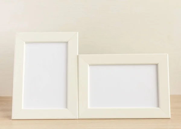 Due cornici fotografiche vuote su un tavolo o uno scaffale con una copia dello spazio. — Foto Stock