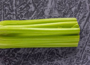 Siyah arkaplanda kereviz. Yakın planda taze organik kereviz konuşmaları..