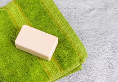 Yeşil Terry havlusunda beyaz bir kalıp sabun.