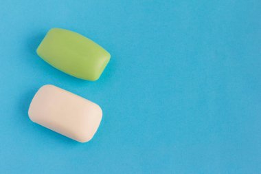 Mavi arka planda el sabunu. Kopya alanı olan iki parça sabun.