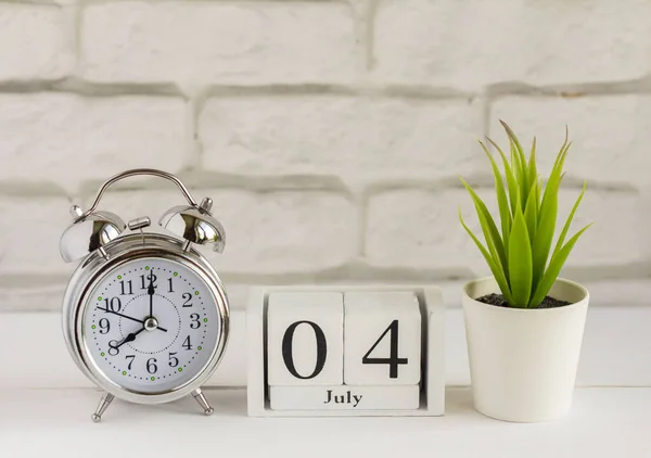 Tanggal Juli Kalender Kayu Dengan Tanggal Dan Jam Meja Dengan — Stok Foto
