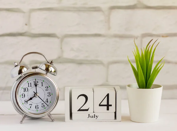 Juli Pada Kalender Kayu Sebelah Jam Alarm Tanggal Kalender Hari — Stok Foto