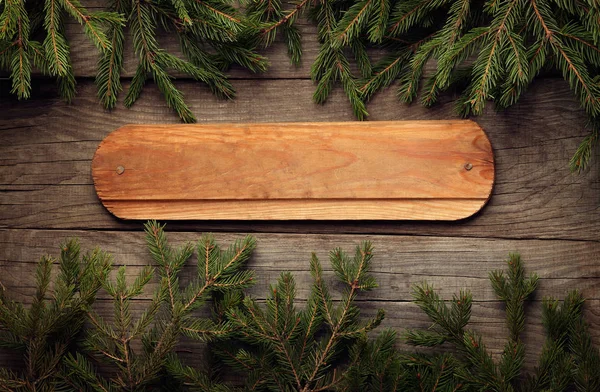 Árbol de Navidad y decoraciones sobre fondo de madera —  Fotos de Stock