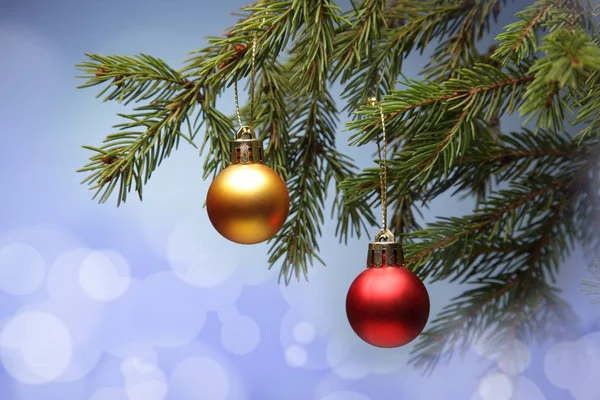 Karácsonyfa és a díszítések a kivilágítás háttér — Stock Fotó