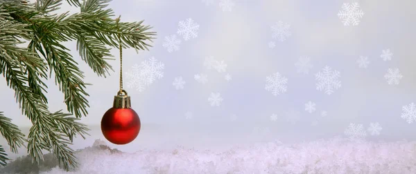 Різдвяна ялинка та прикраси на фоні ілюмінації — стокове фото