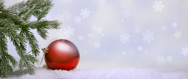 Kerstboom en decorations op illuminations achtergrond — Stockfoto