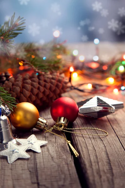 Ornements de Noël sur une table dans la neige avec beau bac festif — Photo