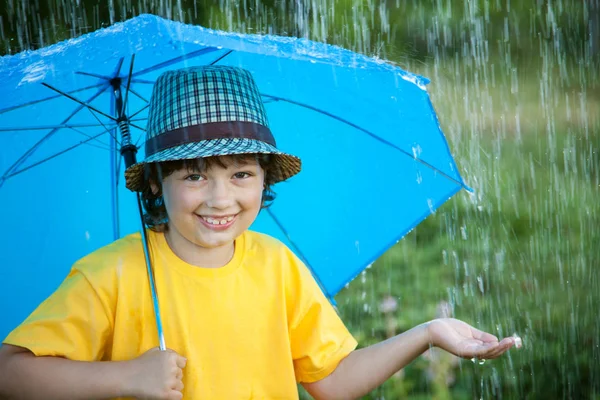 Pojke med paraply utomhus — Stockfoto