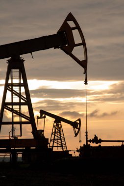 siluet petrol teçhizat gün batımında güneş