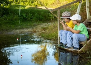 Mutlu çocuklar Nehri üzerinde fisherma iki çocuk balığa
