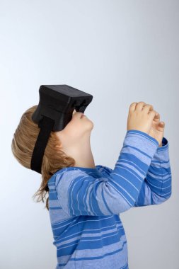 Çocuk sanal gerçeklik gözlüklü çocuk yeni teknoloji çalışır.