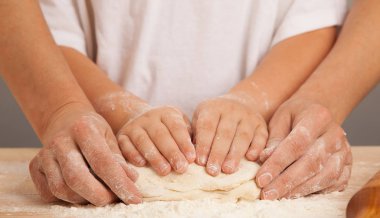 Çocuk el ve el onun anne ve tog hamur yoğurmak