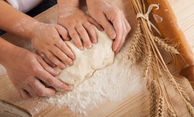 Çocuk el ve el onun anne ve tog hamur yoğurmak