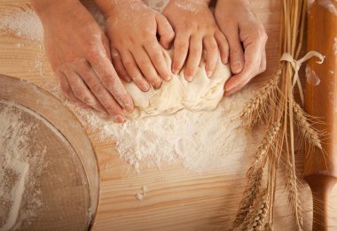 Çocuk el ve el onun anne ve tog hamur yoğurmak