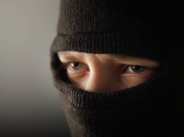 Maskeli saldırgan adam.