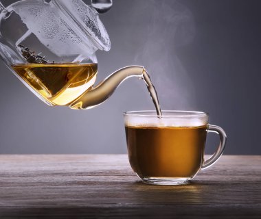 bir çaydanlık dökülür