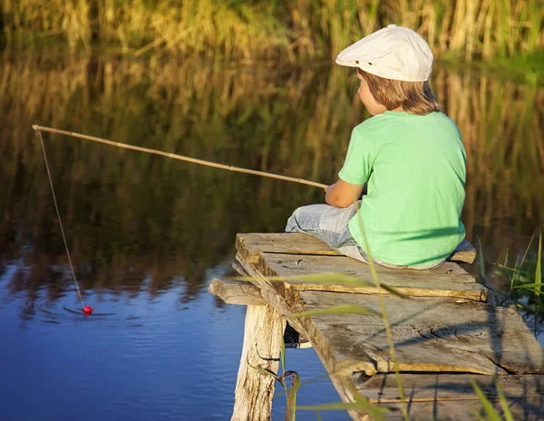快乐的小男孩在河里，一个儿童渔夫与去钓鱼 — 图库照片