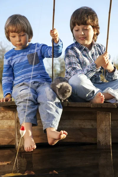 Χαρούμενα αγόρια πηγαίνουν για ψάρεμα στις όχθες του ποταμού, δυο παιδιά από το ΨΑ — Φωτογραφία Αρχείου
