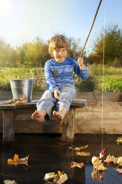 Ragazzo felice andare a pesca sul fiume, un pescatore bambini con un — Foto Stock