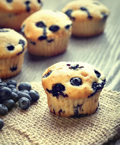 Muffin with blueberries on a wooden table. fresh berries and swe — Stock Photo, Image