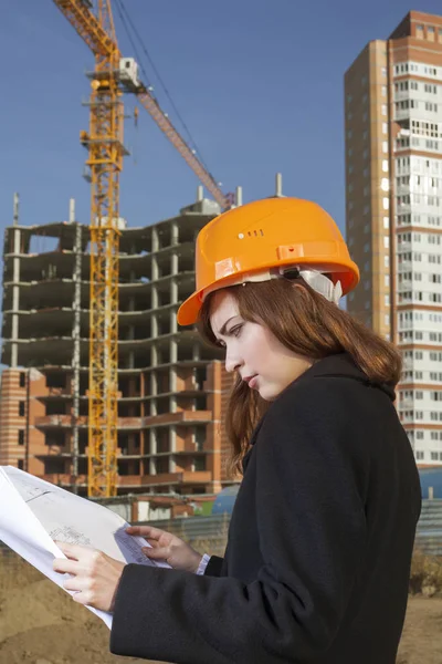 Belleza arquitecta mujer en área de construcción — Foto de Stock