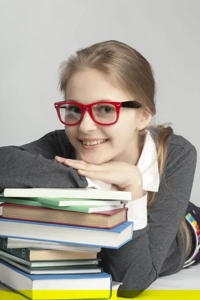 Beauté fille sur le livre — Photo