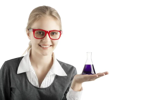 Menina com tubos de ensaio e microscópio para a classe química — Fotografia de Stock