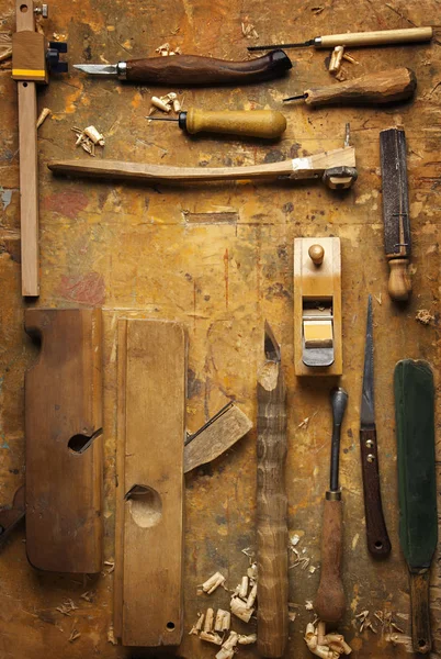 Herramientas de mano Madera en un antiguo banco de trabajo de madera —  Fotos de Stock