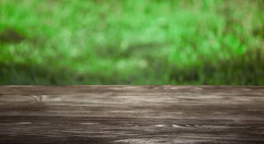 (Focu güneşli bir yaz bahçesinde boş eski ahşap masa
