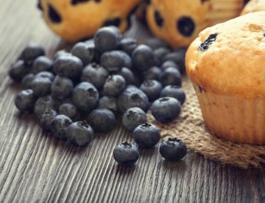 Muffin ahşap bir masa üzerinde yaban mersini ile. taze meyveleri ve swe