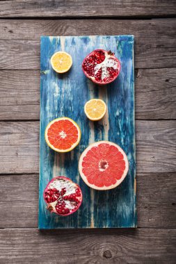 bir mavi vintage yönetim kurulu, portakal limon grapef olgun tropikal meyve