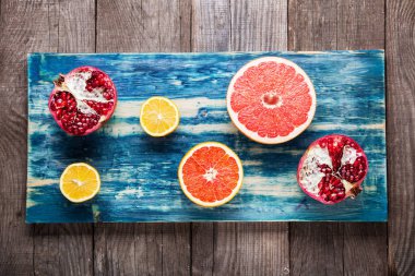 bir mavi vintage yönetim kurulu, portakal limon grapef olgun tropikal meyve