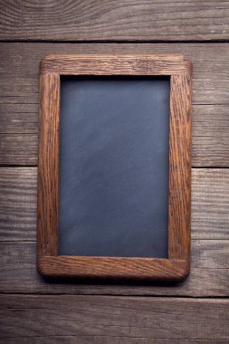 eski okul yazı tahtası kararmış ahşap paneller bir arka plan üzerinde